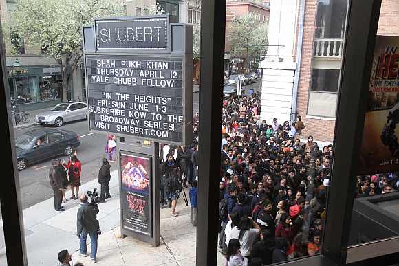 Hundreds of students throng Yale University to attened Shah Rukh's lecture