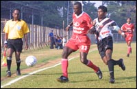 Austin Akolo (red) beats a Vasco defender 