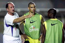 Ronaldo (C) and Edilson Ferreira (R) and coach Luiz Felipe Scolari