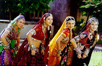 Karisma Kapoor, Tabu, Neelam and Sonali Bendre in Hum Saath-Saath Hain