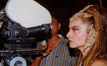 Rekha on the sets Mujhe Meri Biwi Se Bachao