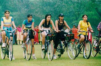 Ishita Arun and others in Raakkili Paattu