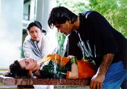 Sunil Shetty, Karishma Kapoor, Aruna Irani