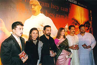 Nasser Khan, Rani Mukherjee, Kamal Haasan, Vasundhara, Gautam and Tushar Gandhi