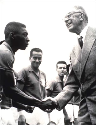 PELE SHAKES THE HAND OF KING ADOLF OF SWEDEN